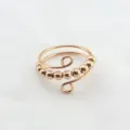 Nahaufnahme Detail des roségoldenen Titanstahl Fidget Rings mit beweglichen Perlen. - Roségold