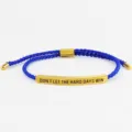 Bracciale intrecciato blu fatto a mano con barra curva in acciaio al titanio dorato, regolabile. - Tubo Oro - Corda Blu Reale (Con Cartolina)