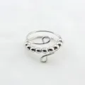 Nahaufnahme des silbernen Anti-Stress-Rings mit beweglichen Perlen und verstellbarem Band. - Silber