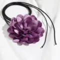 Collana girocollo con fiore in tessuto viola fatto a mano con cordino nero moda. - Fiori di Raso / 11cm / Viola