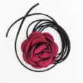 Vista dettagliata della collana choker con rosa in tessuto francese vintage con cordino nero. - Borgogna