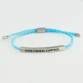 Vista di dettaglio della barra in acciaio, bracciale in corda intrecciata blu con scritta. - DIOS TIENE EL CONTROL (B240303002) / Argento e Blu Lago