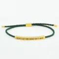 Primo piano dettagliato del braccialetto intrecciato verde fatto a mano con tubo di metallo. - Tubo Oro - Corda Verde Scuro (Con Cartolina)
