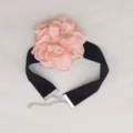 Elegante collana girocollo in velluto nero con grande fiore di rosa in tessuto rosa fatto a mano. - Stile Fascia Velluto Rosa / Fiore da 8cm / Rosa