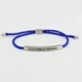 Bracciale in corda intrecciata blu con barra incisa in acciaio inox, misura regolabile. - DIOS TIENE EL CONTROL (B240303002) / Argento/Blu Reale