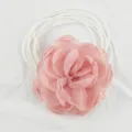 Dettaglio in primo piano del cinturino choker con fiore in tessuto rosa, texture petali. - Fiore a rete / 9cm / Rosa