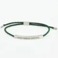 Bracciale in corda intrecciata con barra curva in acciaio inox e lunghezza regolabile. - DIOS TIENE EL CONTROL (B240303002) / Argento/Verde