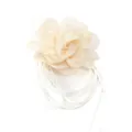 Primo piano dettaglio di collana choker con fiore in tessuto fatto a mano e cordini. - Fiore a rete / 9cm / Bianco avorio