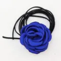 Collana choker con fiore di rosa in tessuto blu e lunghi lacci in camoscio nero, dettaglio. - Blu zaffiro