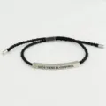 Stile bracciale regolabile intrecciato inciso con barra in acciaio inossidabile. - DIOS TIENE EL CONTROL (B240303002) / Argento/Nero