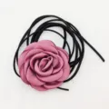 Collana girocollo vintage francese in tessuto con fiore di rosa e cinturino scamosciato nero. - colore fagiolo rosso