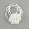 Elegante collana girocollo con fiore di camelia in tessuto bianco e lunghi nastri per donne - Bianco