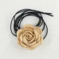 Collana choker con fiore di camelia in tessuto retrò francese e cordino in pelle. - Kaki
