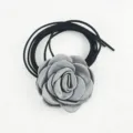 Vista dettagliata della collana girocollo con fiore di camelia in tessuto vintage nero. - Grigio