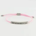 Bracciale in corda intrecciata rosa con cursore regolabile e tubo in acciaio inciso per tutti i giorni. - Tubo Argento - Corda Rosa (Con Cartolina)