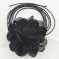 Collana choker con grande fiore di camelia in tessuto nero artigianale con cordino lungo - Fiore a rete / 9cm / Nero