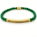 Bracciale di perle verdi con barra metallica dorata incisa motivazionale, elegante gioiello. - Maggio