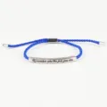 Dettaglio del bracciale in corda intrecciata con targhetta in metallo inciso e chiusura regolabile. - Argento/Blu Reale