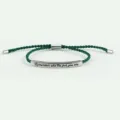 Primo piano dettagliato della barra in metallo inciso e del braccialetto regolabile intrecciato. - Argento/Verde