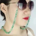 Primo piano della catena per occhiali in resina acrilica verde e maschera, stile vintage. - Verde chiaro