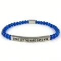 Bracciale di perline blu con barra curva incisione in acciaio inossidabile dettaglio. - Settembre