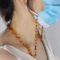 Catena per mascherina in resina acrilica retrò cordino per occhiali colore ambra dettaglio. - Ambra