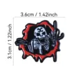 Broche émaillée squelette horreur punk vue détaillée avec design de griffe unique. - 3.6x3.1cm / Armes et crânes