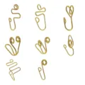 Vista dettagliata di polsini per naso punk in fili dorati, gioielli senza piercing. - Set di Anelli da Naso Punk / Set da 8 pezzi / Oro