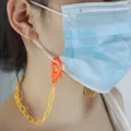 Catena per mascherina in acrilico porta occhiali plastica colorata dettagli bambini. - Giallo