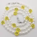Chaine de lunettes en perles avec smiley laniere porte-masque detail de pres. - Visage souriant