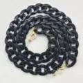 Catena spessa in acrilico nero per occhiali e maschere con pratici moschettoni dorati. - Nero