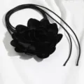 Elegante collana choker artigianale in tessuto nero con lunghi cordini per donne. - Fiori di Raso / 11cm / Nero