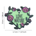 Grüner Herz-Emaillestecker Detail mit rosa Blumen und Text, stylisches Kleidungsaccessoire. - Naturliebe