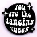 Spilla tonda in metallo nero smaltato citazione Dancing Queen per zaino maglione. - A12