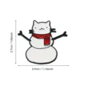 Nahaufnahme der süßen Katzen-Schneemann-Emaillbrosche mit präzisen Maßen und feiner Qualität. - Schneemann-Katze
