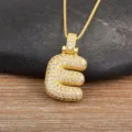 Collier pendentif lettre E plaqué or avec zircone cubique étincelante style bulle mode. - Lettre E