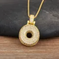 Collier pendentif donut pavé en zircone cubique plaqué or, option de style européen et américain. - Lettre O