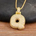 Collier pendentif lettre Q bulle plaqué or avec des pierres de zircone cubique scintillantes. - Lettre Q