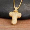 Collier avec pendentif lettre T bulle plaque or avec des pierres de zircone cubiques. - Lettre T