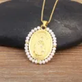 Collier pendentif ovale plaque or saint Jude avec perles acrylique blanches bijoux tendance vue - Blanc