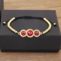 Bracelet grigri mauvais oeil rouge plaque or avec perles zircon scintillantes et cordon. - Rouge