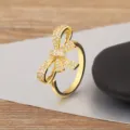Vergoldeter Schleifenring Variante, glänzender Zirkonia besetzter offener Fingerring. - Mikro-Eingelegter Zirkonia Schleifen-Stil (751)