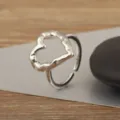 Einfacher silberner unregelmässiger hohler Herz offenen verstellbarer Ring für Damen. - Silber