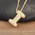 Collana con ciondolo lettera iniziale dorata e luminosa con zirconi cubici microincassati. - Lettera I