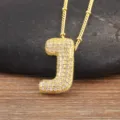 Collana con ciondolo lettera J dorata, zirconi cubici micro-pavè e catena con perline. - Lettera J