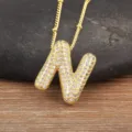 Collana con pendente a lettera N a bolla dorata con zirconi cubici e catena di perline. - Lettera N