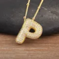 Collana con ciondolo lettera P dorato, zirconi cubici micropavimentati, variante catena a sfere. - Lettera a Bolla P