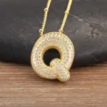 Collana con ciondolo lettera Q color oro micro-incastonato di zirconi con catenina a sfere. - Lettera a Bolla Q