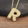 Elegante collana con ciondolo lettera R dorata micro pavé zircone cubico catena perle - Lettera a Bolla R