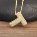 Elegante collana con ciondolo lettera T in zircone micro-pavé dorato e catena di perle. - Lettera a Bolla T